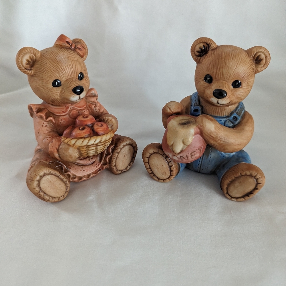 Homeco Porcelain Bears 1405 4” Honey bear & 1425 Brown Bear holding apples dress